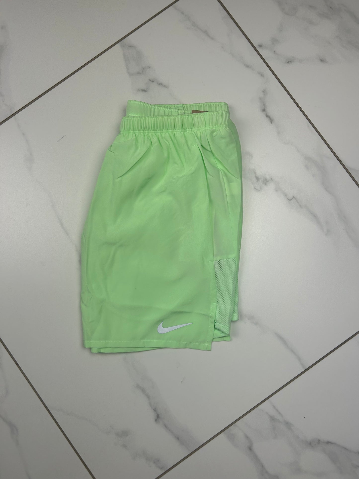 Nike Challenger Shorts Vapour green 7”