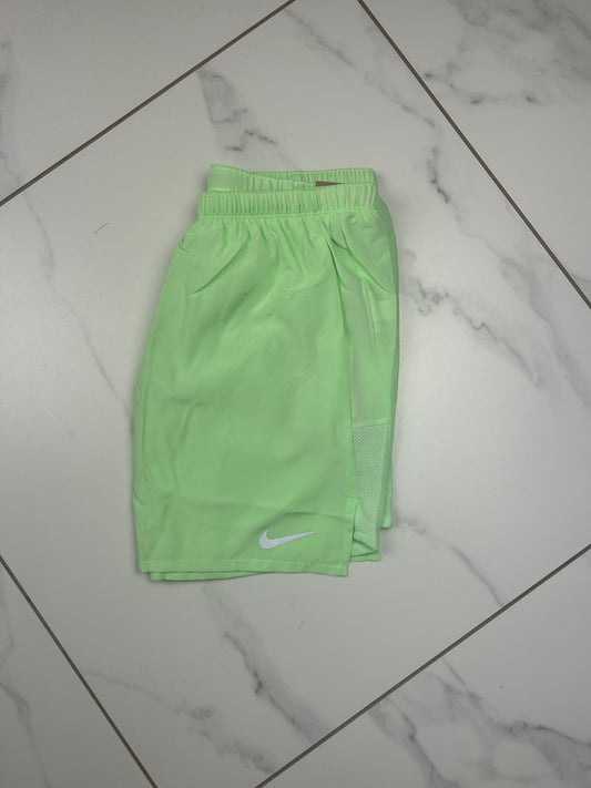 Nike Challenger Shorts Vapour green 7”